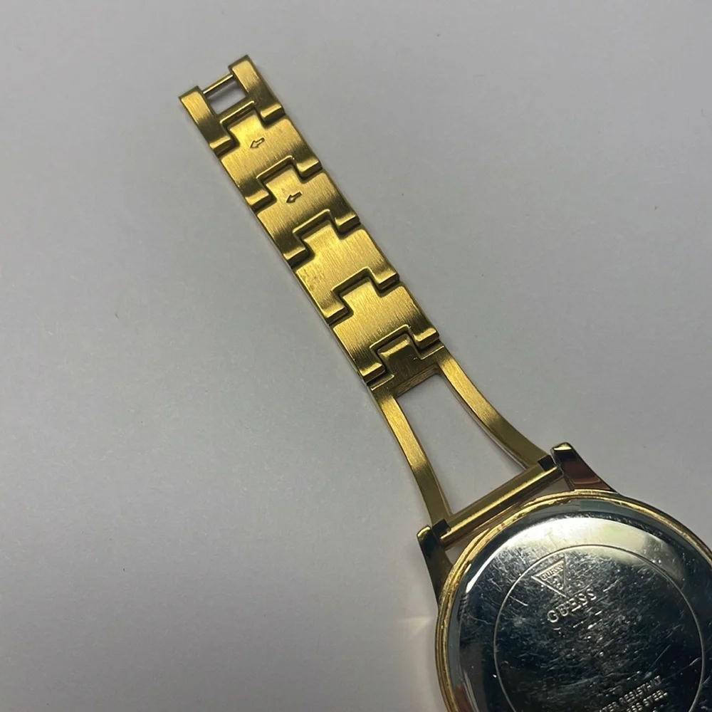 Guess woman’s gold
